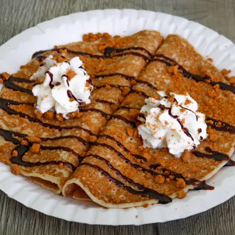 Pannenkoek met chocoladesaus / speculooscrumble & slagroom
